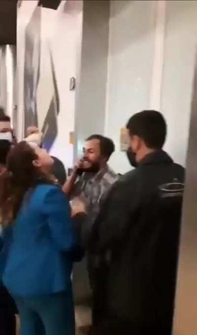 Passageiro queria embarcar com um coelho num voo internacional, comandante que é autoridade dentro da aeronave, negou embarque.