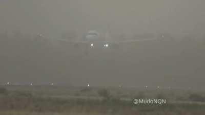 El vuelo 3444 de JetSMART hoy por la tarde tenia que aterrizar en Neuquén y por el viento termino aterrizando en Mendoza. En el aeropuerto de Neuquén hizo la maniobra de aterrizar, tocó la pista con una rueda y tuvo que volver a elevarse.