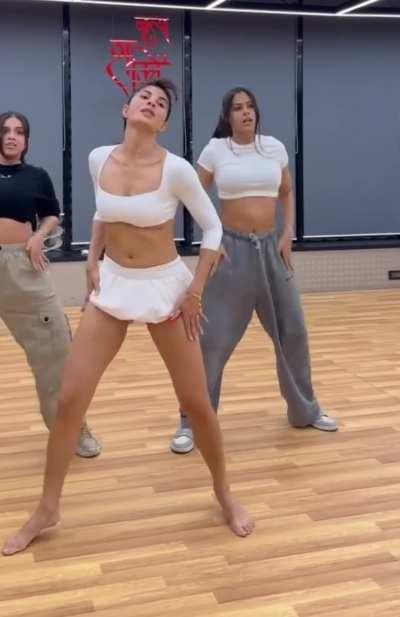 Jacqueline Fernandez, the Farmhouse slut showing her meaty thighs to stay relevant in the industry, Isko to pura Crew ne ghodi banake bajaya hoga song shooting ke time