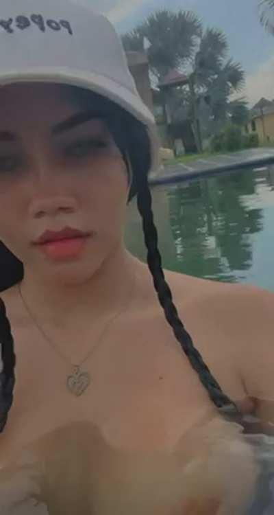 i get horny in the pool too often.. it always ends like in this video haha, I think another girl saw me recording this video haha