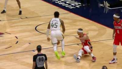 [Highlight] Getting creative with his handle, Donovan Mitchell goes behind the back, drops Hart and glides to the rim for 2. He's scored 13 straight Jazz points in the 4th Q.