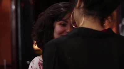 Mia Bueno (Fernanda) & Yara Castanha (Vitória) lesbian kiss in Magenta s02e09