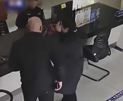 A woman who lost her handbag with her newly received year-end bonus inside ran into the very person who found it while reporting the loss to police. The Good Samaritan returned the bag on the spot, turning panic into relief with a simple act of honesty. ❤