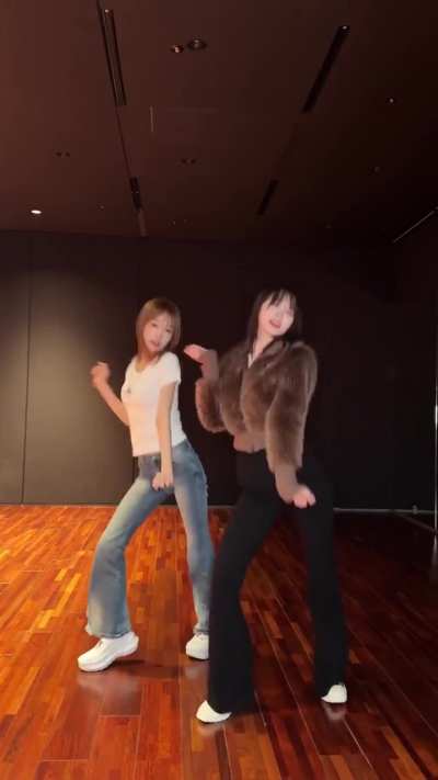 260312 Choi Yena TikTok Update with Kim Chaewon - Catch my heart with Choi Yena (Catch Catch Challenge)