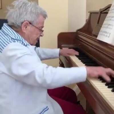 This is Elaine. She is 92 years old and has dementia. Her daughter asked her to play Beethoven’s Moonlight Sonata on the piano and she answers: “I don’t know it”. Then this happened.