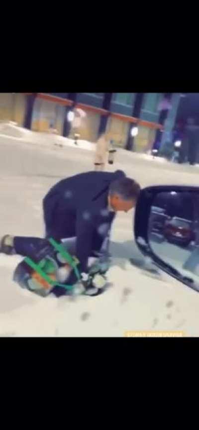 Não sei oq é mais engraçado, o velho caindo ou a risada 🥲