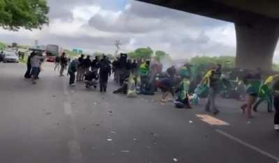 Conseguiram! Os bolsonaristas conseguiram a tão aguardada intervenção militar!