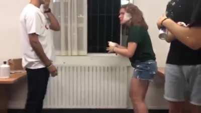 Allahın Aslanı TÜRK gavur kıza haddini bildiriyor