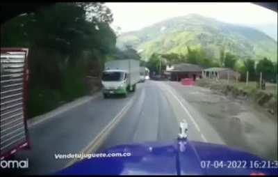 Three idiots caught in a Colombian road.