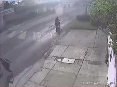 Motorcycle bandits encounter uncooperative victim [Guatemala City]