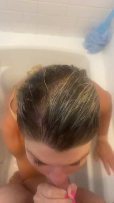 Amateur hot mom sucks cock