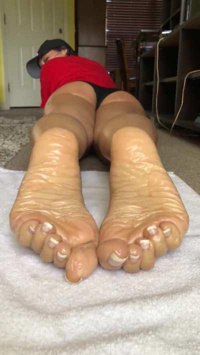 Whewww Weee Some Oily Soles And Cheeks !😈