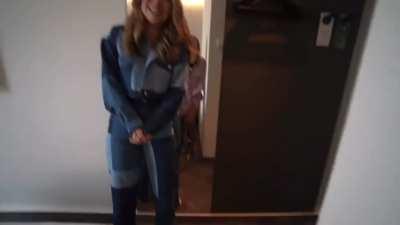 Julia Beautx’ Outfit beim GNTM Finale… hat sie es mal von sich aus gezeigt oder sehen wir das dann in nem Vlog in 3 Monaten? … Quelle-> Kommentare