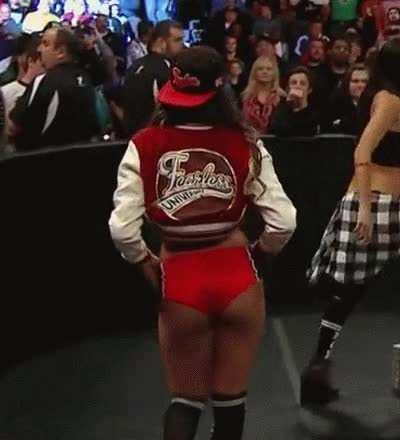 Nikki Bella's ass in those trunks. So dam sexy 🤯