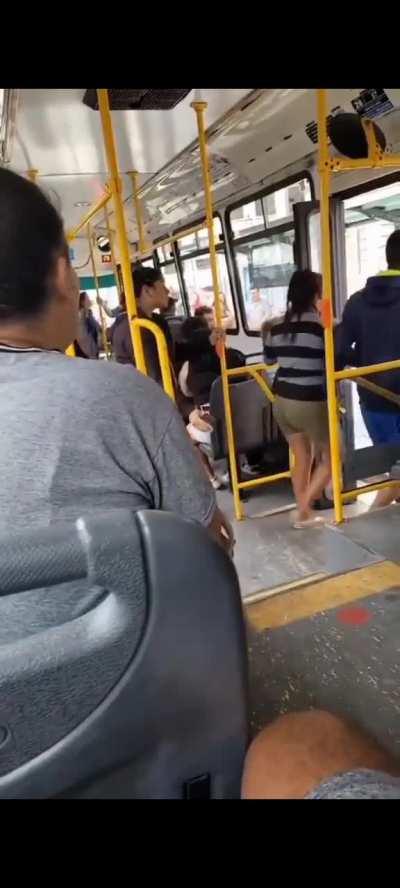 Familia no quiso pagar el boleto del colectivo y el chofer los bajó con una picana