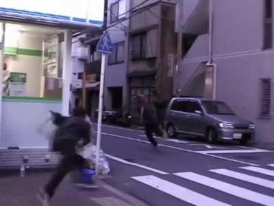 Nayuta carrying Denji whole ass: