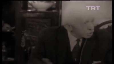 İsmet İnönü okul çağındaki KGB’lilere saydırıyor.