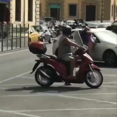 to snatch an italian special forces women's purse