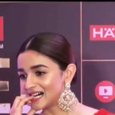 Damn the way she bites her finger