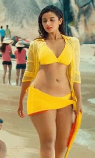 Alia Bhatt(Old)- Just look at those thick jiggly thighs, She was incredibly busty in her initial days🥵💦🍗