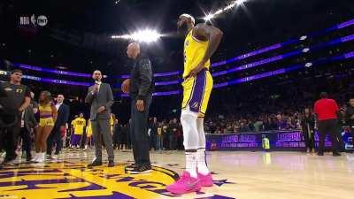 [Highlight] Kareem Abdul-Jabbar passes the crown (basketball) over to Lebron James as the scoring leader of the NBA