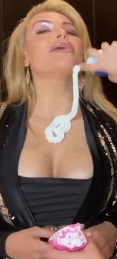 Naty demonstrates where she likes her loads