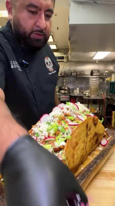 A 17 pounds (7.7 kg) taco 