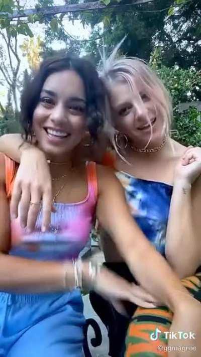 I bet their threesomes are a lot of fun..