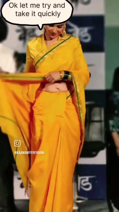 Sexy hot Genelia seducing media by navel
