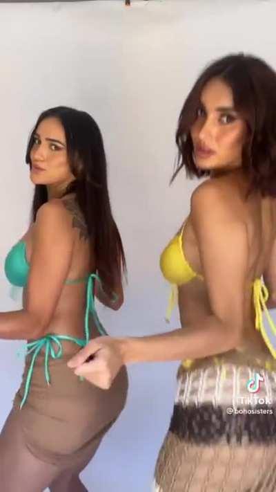 Gotta love the summer clothing 😍😍