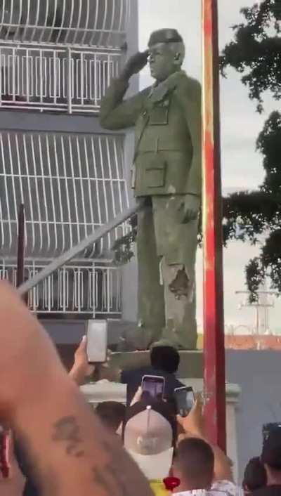 Otra estatua derrumbada en el estado guarico, calabozo