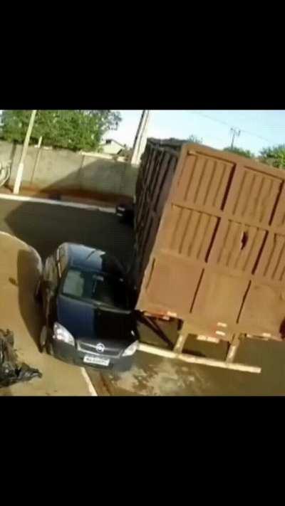 A crossover with r/idiotsintrucks