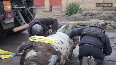 Deactication and transportation of Russian unexploded 1.5 ton bomb in Selidove town. Video by Emergency Service of Donetsk region.
