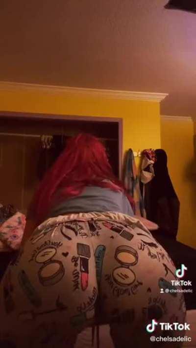 not sure why this jiggly ass was deleted . you guys show it some love again . 🤯 .