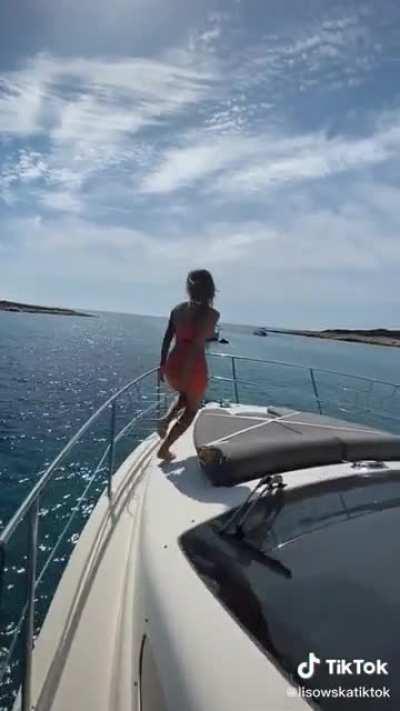 Ewelina kręci tyłkiem