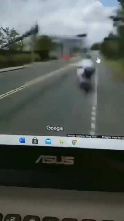 Josuke escapando de un stand enemigo