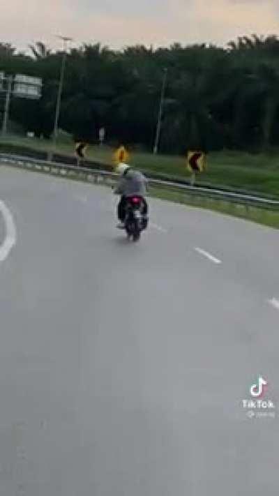 I'm too scared to lean this far on a wet road!