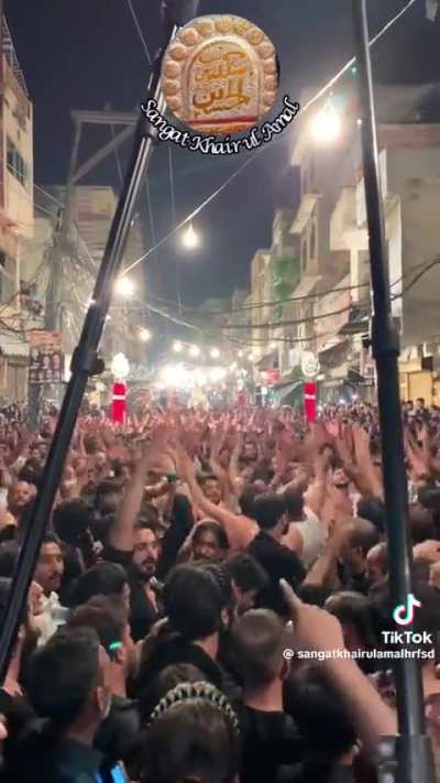 Mesmerizing synchronous slap dance 