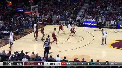 [Highlight] Kyrie Irving spins around Dylan Windler and finds LaMarcus Aldridge for the and-one opportunity!