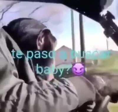 Hablando con la nena por el móvil 😈