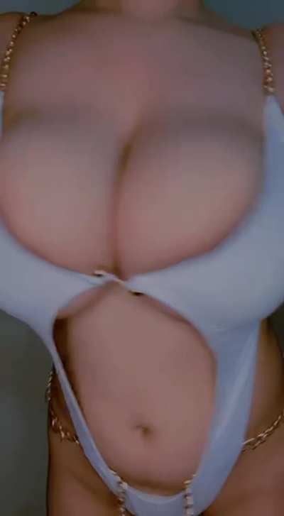 Pardon me for looking extra busty today 💋 [F]