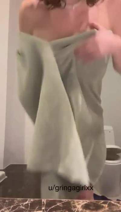 Check out what I got underneath this towel😏