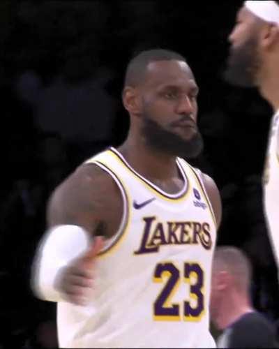 [Highlight] Lakers bench+ random fan reaction to Lebron poster on Paul George.