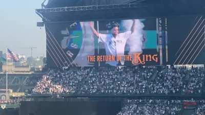[Highlight] [Highlight] King Felix returns to Seattle to throw out the first pitch for the Mariners' first home playoff game since 2001