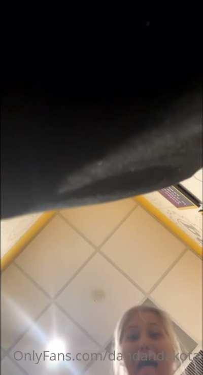 Did this bitch really make nude content in a tanning spa