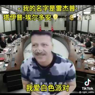 Super Idol 的笑容都没你的甜，八月正午的阳光都没你耀眼，热爱105°C的你，滴滴清纯的蒸馏水”，最近这首歌在抖音上超火的，这首歌真的太好听了，一下子就被抓住了耳朵，很活泼，热情，还有一点点坚定在里面。想知道这是什么歌吗？赶紧跟着走红 🤨