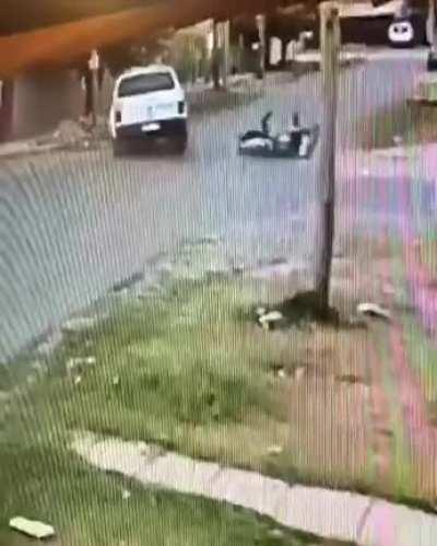 José C. Paz: Motochorros huían en una moto robada y chocaron contra un patrullero