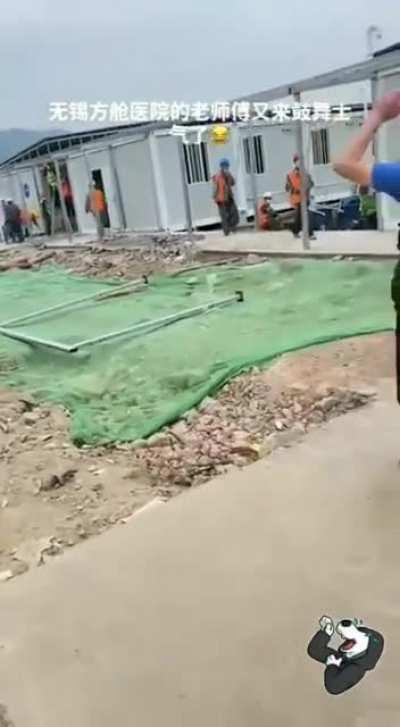 方舱施工领导喊话：革命即将成功