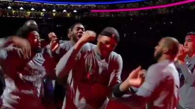 [Highlight] The LA Clippers in 2016 recreate Paul Pierce's stabbing incident from the year 2000 in the pre-game huddle