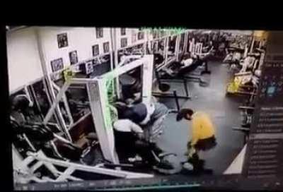 Woman attempt to squat 180kg